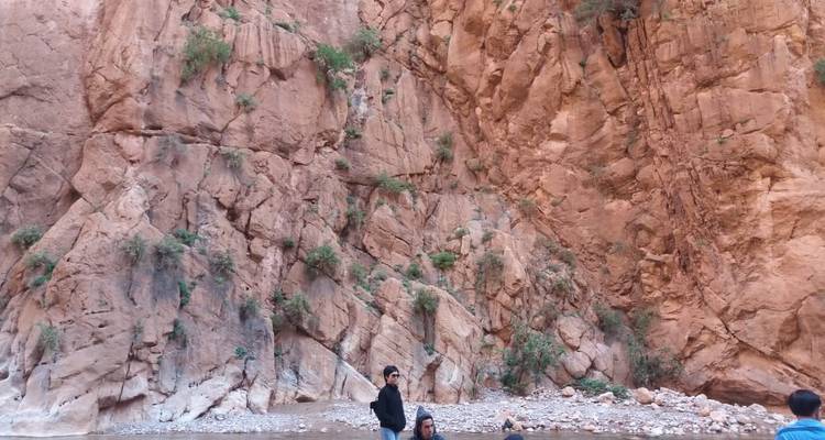 Toeristen die rotsformaties in een kloof verkennen.