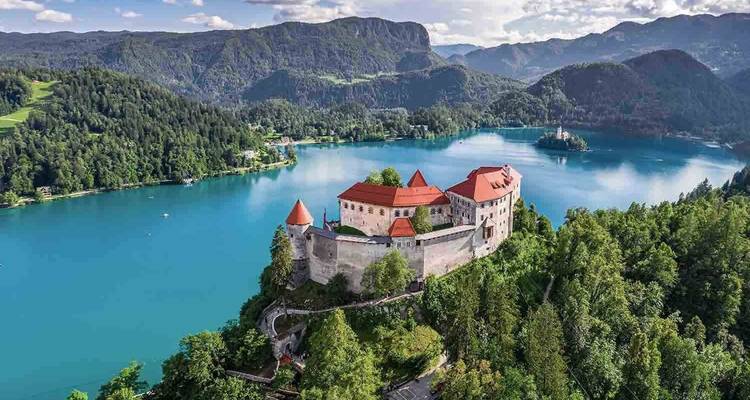 Château de Bled sur une falaise surplombant un lac.