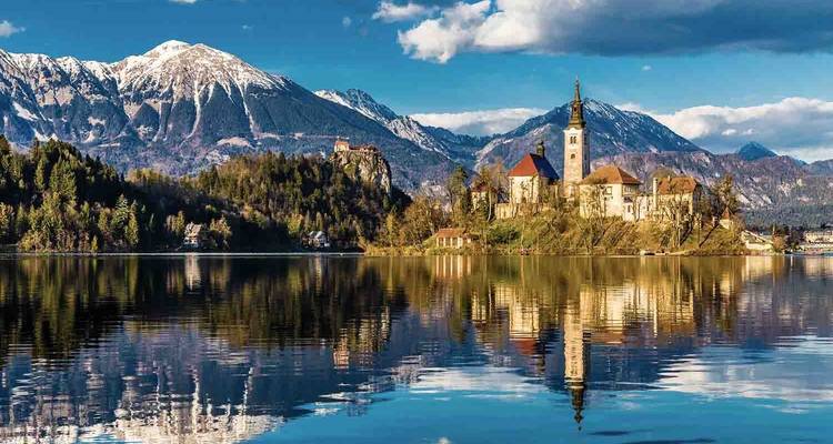 Vue de l'île de Bled avec une église et des montagnes.