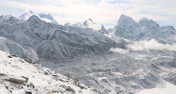 Eine atemberaubende verschneite Bergkette with dramatischen Gipfeln.