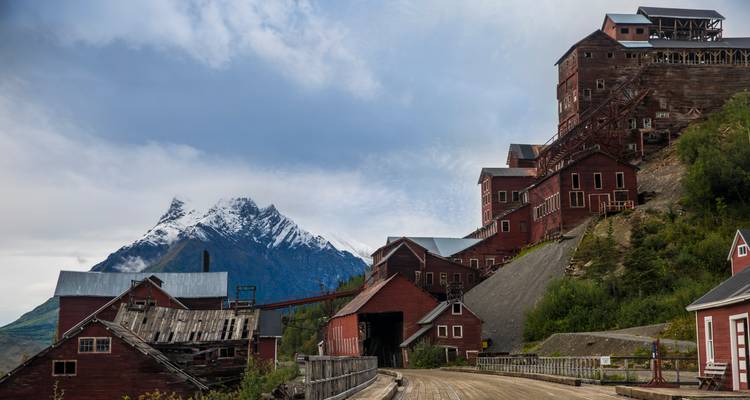 Los históricos edificios de la mina Kennecott de color rojo se encuentran bajo un pico nevado en Wrangell-St. Elias.