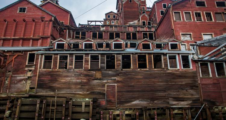 Primer plano de las fachadas de madera desgastadas de los históricos edificios del molino Kennecott.