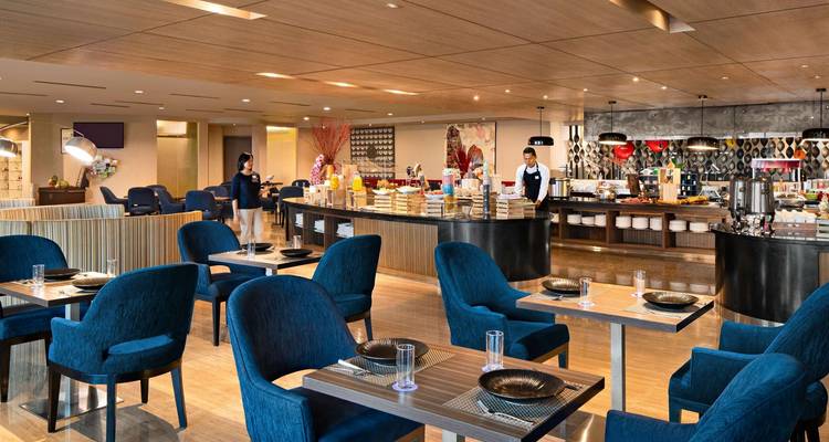 Restaurant moderne avec un buffet ouvert et des tables de salle à manger.
