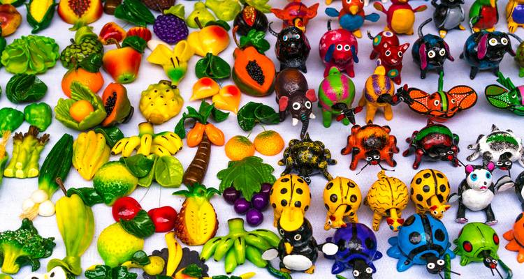 Figurines d'animaux et de fruits colorées faites à la main.