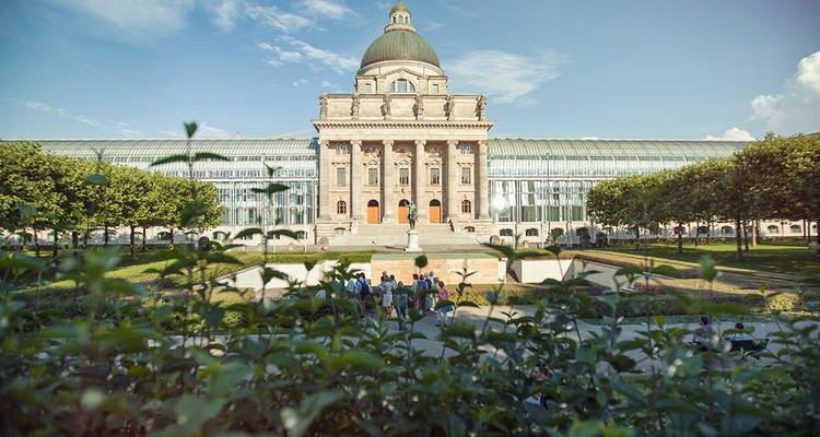 La ornada Cancillería del Estado Bávaro con su cúpula, rodeada de exuberantes jardines en Múnich.