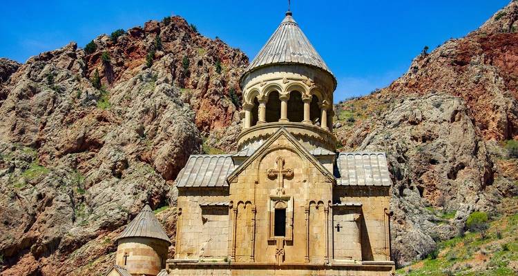 Noravank Klooster genesteld tussen ruige rotswanden.