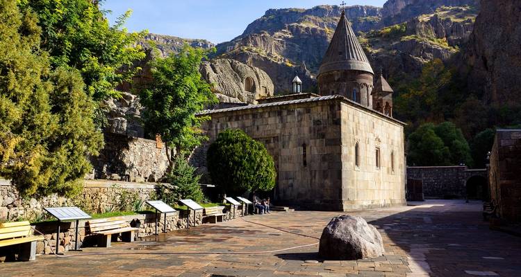 The text you provided is already in Dutch (nl), not English (en).
"Geghard Monastery with a rocky mountain background" in Dutch would be:
"Geghard Klooster met een rotsachtige bergachtergrond"
