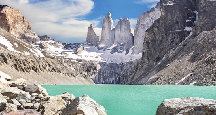 Montagnes majestueuses avec un lac turquoise cristallin.