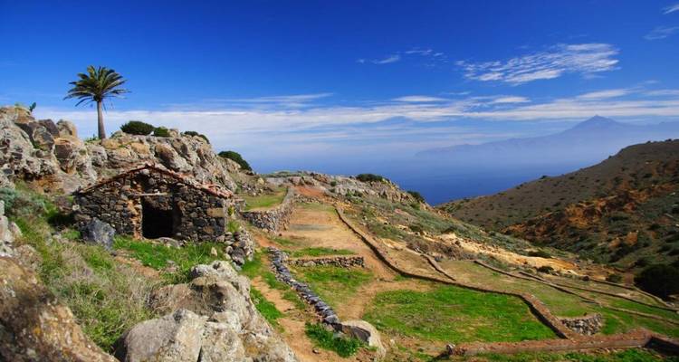Structure en pierre rustique avec vue panoramique sur l'océan.