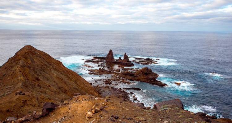 Paysage côtier rocheux avec des cheminées de fées marines saisissantes.