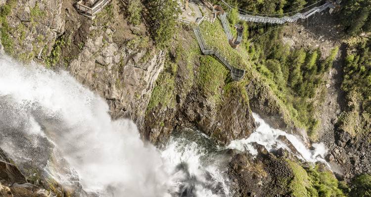 Luchtfoto van watervallen en bruggen met weelderig groen