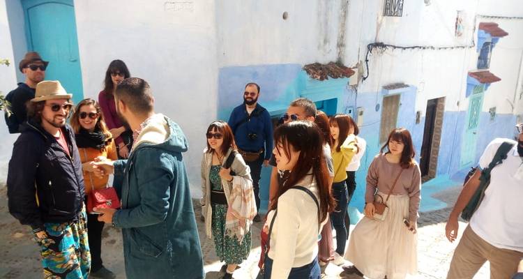 Menschen, die die lebendigen blauen Straßen einer Stadt erkunden.