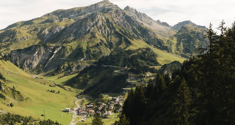 Dorf eingebettet in bergige Landschaft.