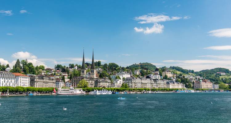 Uitzicht op het meer van Luzern met historische architectuur