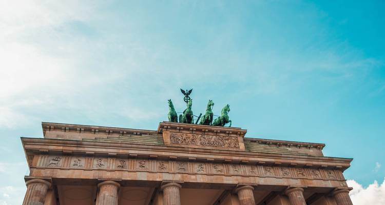 Brandenburger Tor unter einem klaren blauen Himmel in Berlin.