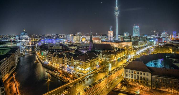 Nachtansicht von Berlin mit Fernsehturm und Stadtlichtern.