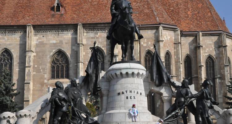 Ruiterstandbeeld voor een oud kathedraalgebouw.