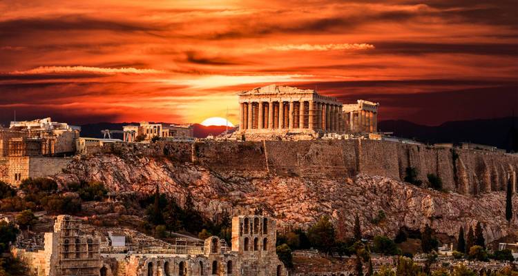 L'Acropole d'Athènes au coucher du soleil avec un ciel dramatique.