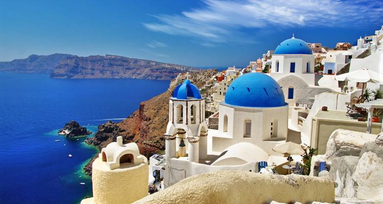 Iglesias icónicas de cúpulas azules con vista al mar en Santorini.