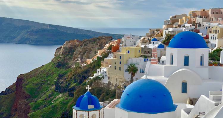 Uitzicht op Santorini's blauwkoepelige kerken en kliffen.