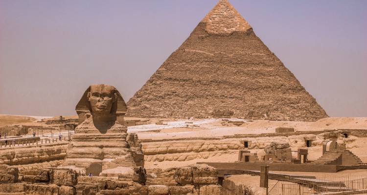 Blick auf die Sphinx und die Große Pyramide unter klarem Himmel.