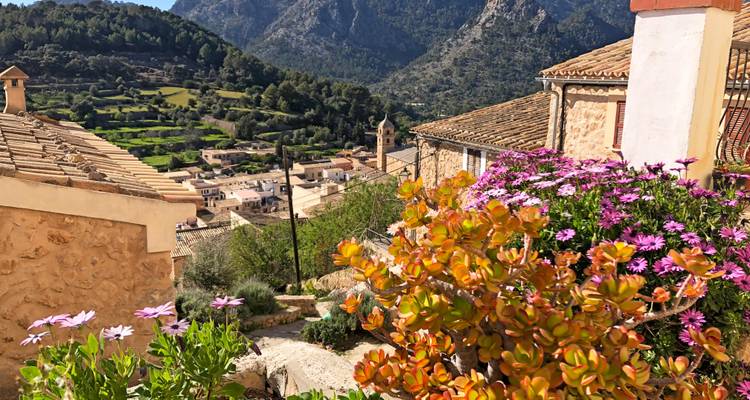 Charmantes mediterranes Bergdorf mit Steinhäusern, blütenreichen Terrassen und Bergkulisse