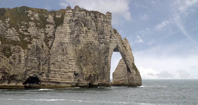 Falaises spectaculaires avec une arche naturelle au-dessus de l'océan.