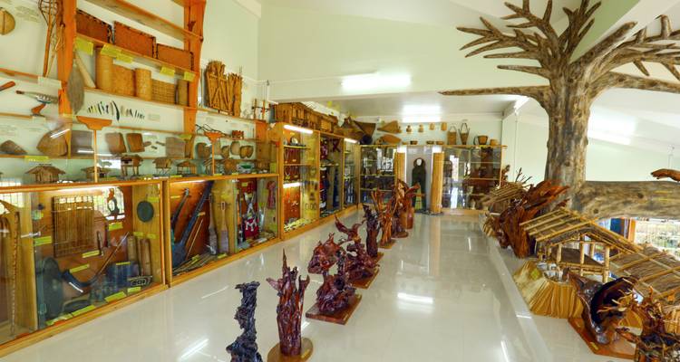 Innenraum eines Museums mit Kulturgütern und Ausstellungsstücken.