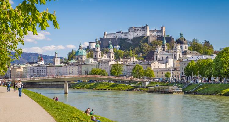 Fluss und Wanderweg in Salzburg mit Blick auf die Stadt und Festung.