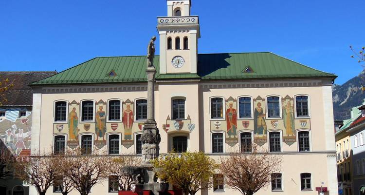 Ein historisches Gebäude mit kunstvollen Verzierungen und einem Uhrenturm.