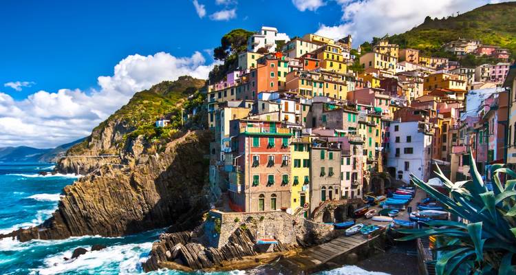 Des bâtiments colorés à Cinque Terre sur une falaise avec vue sur la mer.