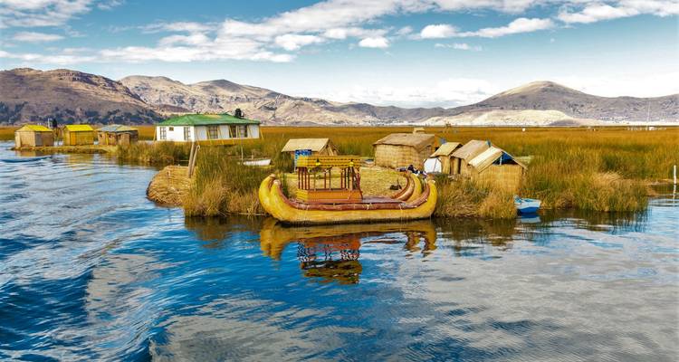 Schilfhäuser auf einer schwimmenden Insel in einem See.