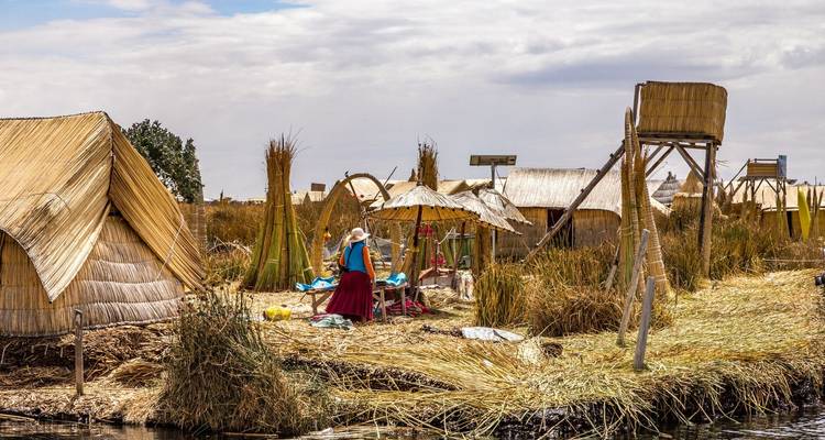 Schilfinsel-Gemeinschaft mit Menschen im Freien.