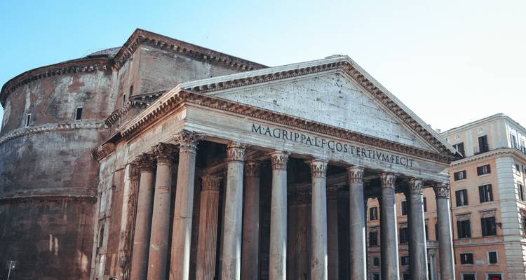 Le grand portique et l'inscription du Panthéon à Rome saisis contre un ciel matinal pâle.