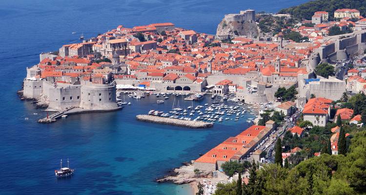Vue aérienne de la vieille ville de Dubrovnik avec ses toits rouges emblématiques et ses fortifications.