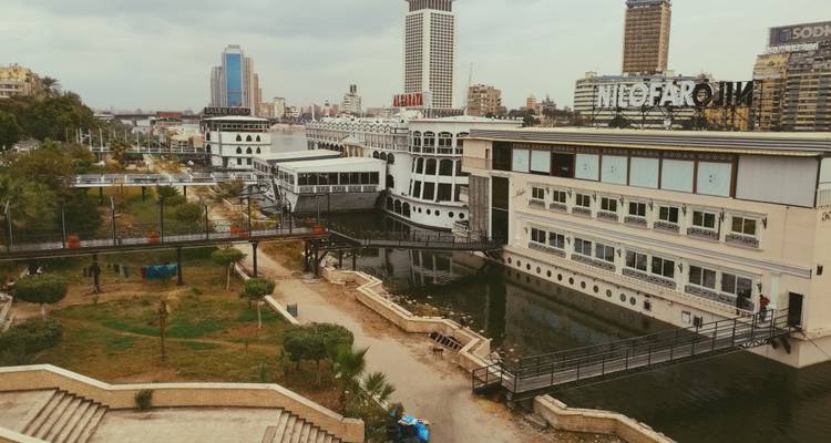 Blick auf Gebäude und Fluss mit einem Boot.