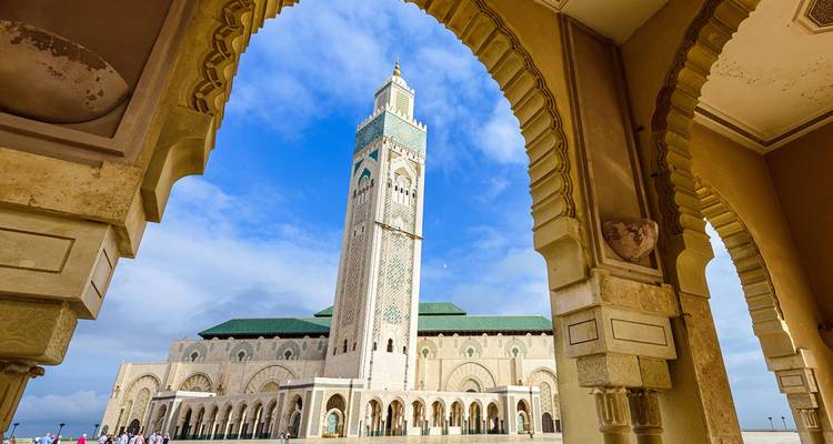 Hassan-II-Moschee in Casablanca, betrachtet durch einen verzierten Bogen.
