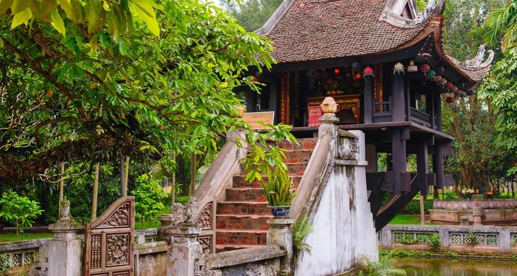 Historische pagode omringd door weelderig groen.