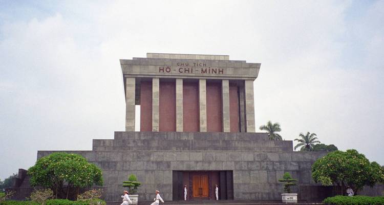 Mausoleum met wachters ervoor.