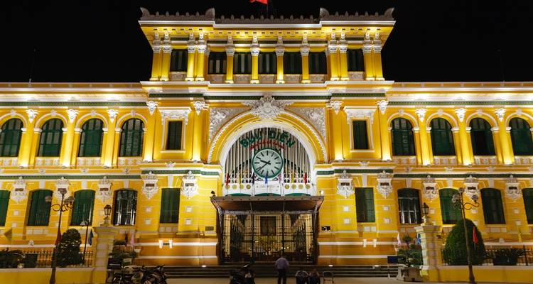 Ho Chi Minh Stad Centraal Postkantoor verlicht in de nacht.