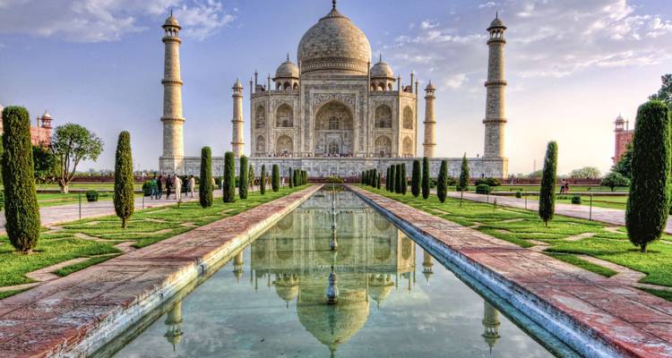 Majestätischer Blick auf das Taj Mahal mit seiner Spiegelung in einem Wasserbecken.