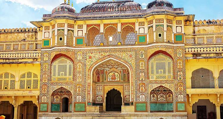 Kompliziert verzierte Fassade eines indischen Palastes mit lebendigen Farben.