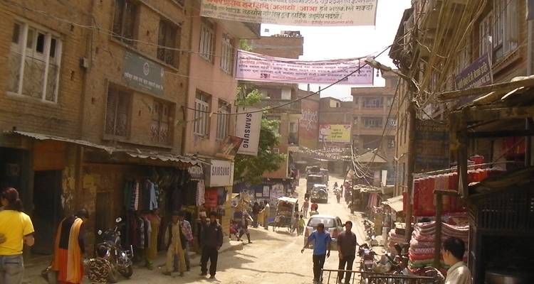 Belebte Straßenszene mit Schildern und Menschen