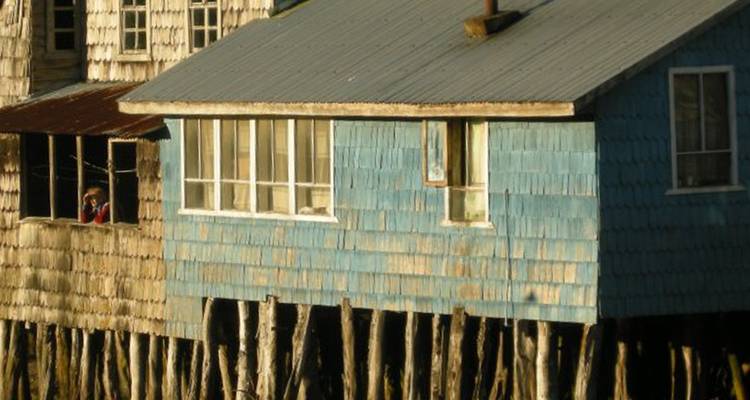 Stelzenhaus mit einer Person, die aus dem Fenster schaut