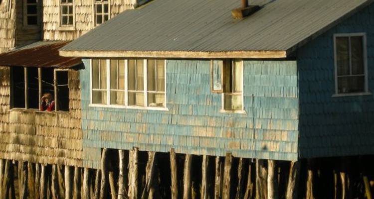 Casas sobre pilotes con paneles de pared texturizados.