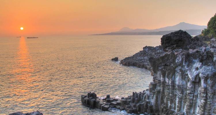 Coucher de soleil sur les falaises rocheuses au bord de l'océan.