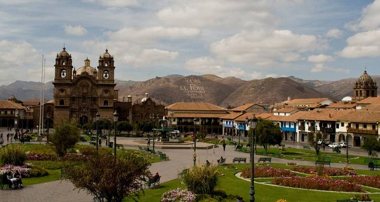 Het hoofdplein van Cusco met bergen op de achtergrond.