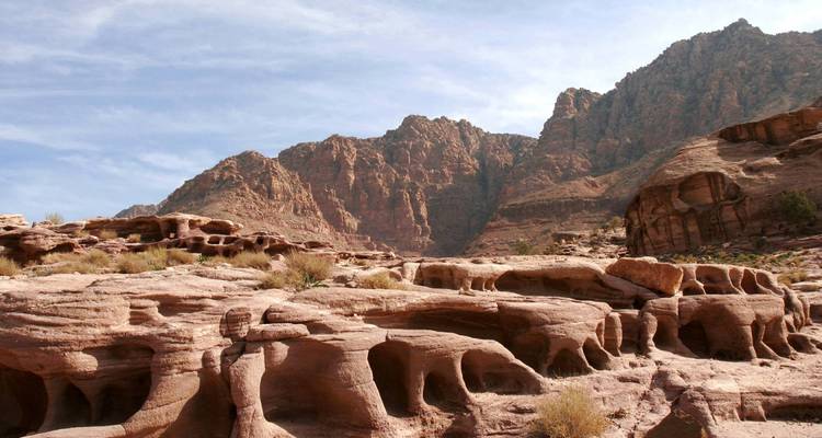 Formations rocheuses rouges dans un paysage désertique.