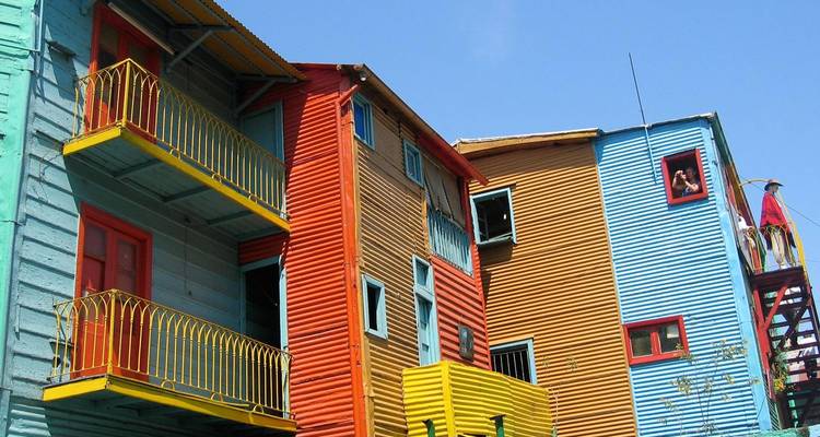 Casas coloridas en un barrio histórico.