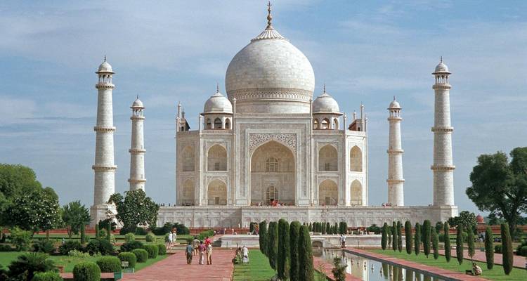 De vooraanzicht van de Taj Mahal met tuinen en spiegelvijvers.